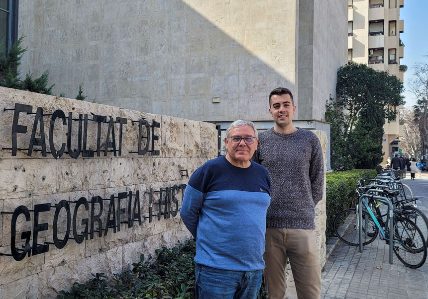 Javier Esparcia (left) and Jaume Pla (right), at the entrance to the Faculty of Geography and History of the University of Valencia.
